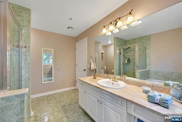 45 Legend Hills Drive, Edgewater, NJ 07020