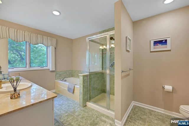 45 Legend Hills Drive, Edgewater, NJ 07020