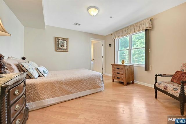 45 Legend Hills Drive, Edgewater, NJ 07020