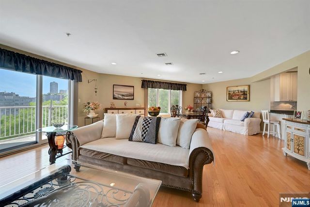 45 Legend Hills Drive, Edgewater, NJ 07020