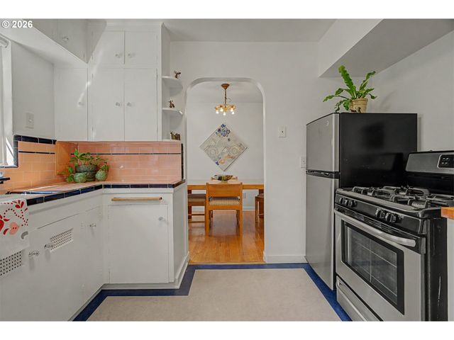 4341 Ne HALSEY St 18, Portland, OR 97213