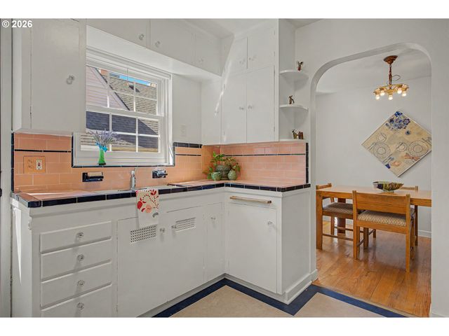 4341 Ne HALSEY St 18, Portland, OR 97213