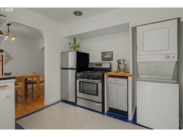 4341 Ne HALSEY St 18, Portland, OR 97213