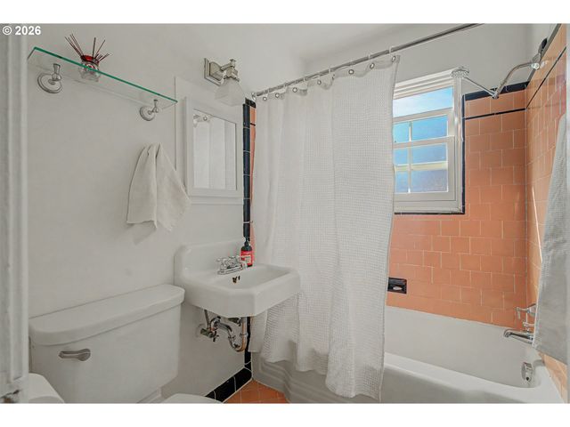 4341 Ne HALSEY St 18, Portland, OR 97213