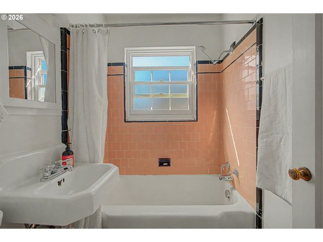 4341 Ne HALSEY St 18, Portland, OR 97213