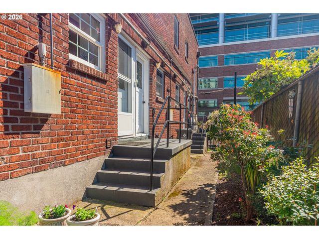 4341 Ne HALSEY St 18, Portland, OR 97213