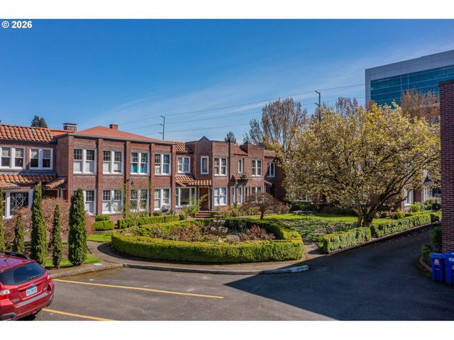4341 Ne HALSEY St 18, Portland, OR 97213