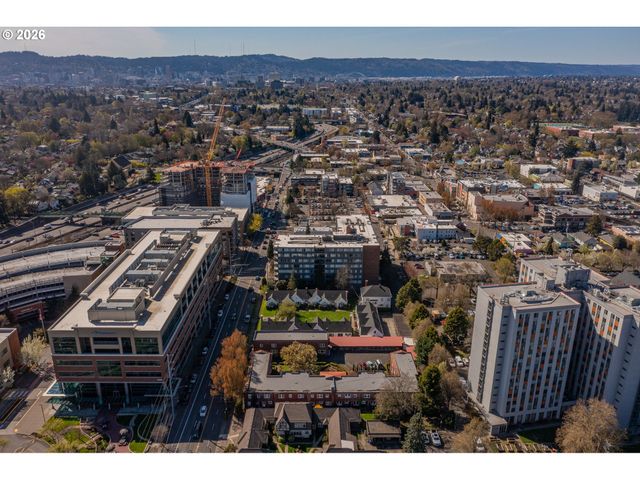 4341 Ne HALSEY St 18, Portland, OR 97213