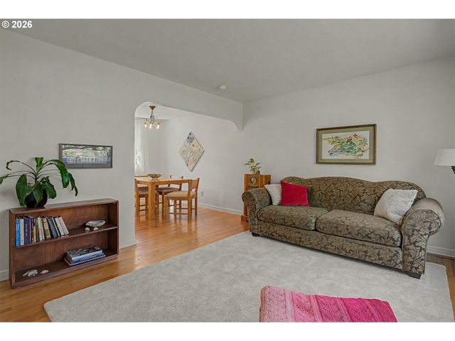 4341 Ne HALSEY St 18, Portland, OR 97213