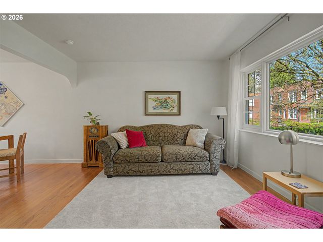 4341 Ne HALSEY St 18, Portland, OR 97213