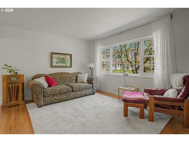 4341 Ne HALSEY St 18, Portland, OR 97213