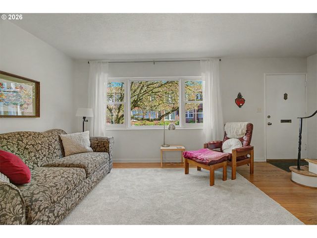 4341 Ne HALSEY St 18, Portland, OR 97213