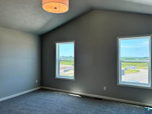 2009 N Goldberg Cir Circle, Sioux Falls, SD 57107