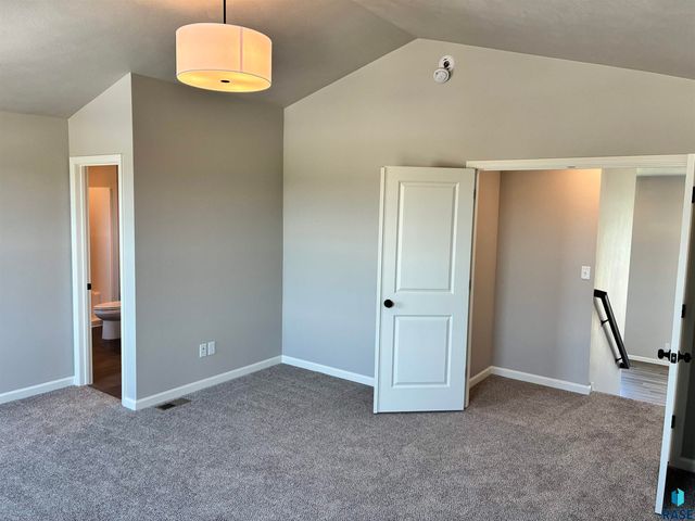 2009 N Goldberg Cir Circle, Sioux Falls, SD 57107