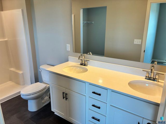 2009 N Goldberg Cir Circle, Sioux Falls, SD 57107