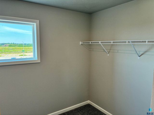 2009 N Goldberg Cir Circle, Sioux Falls, SD 57107