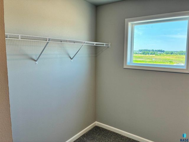2009 N Goldberg Cir Circle, Sioux Falls, SD 57107