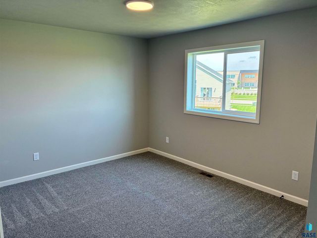 2009 N Goldberg Cir Circle, Sioux Falls, SD 57107