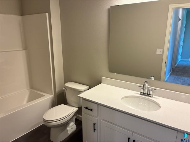 2009 N Goldberg Cir Circle, Sioux Falls, SD 57107