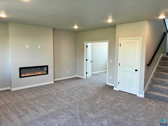 2009 N Goldberg Cir Circle, Sioux Falls, SD 57107