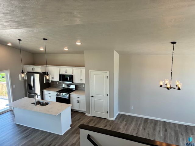 2009 N Goldberg Cir Circle, Sioux Falls, SD 57107