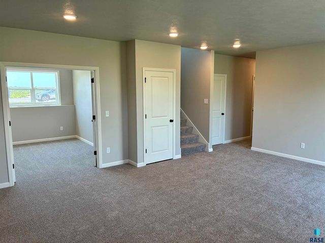 2009 N Goldberg Cir Circle, Sioux Falls, SD 57107
