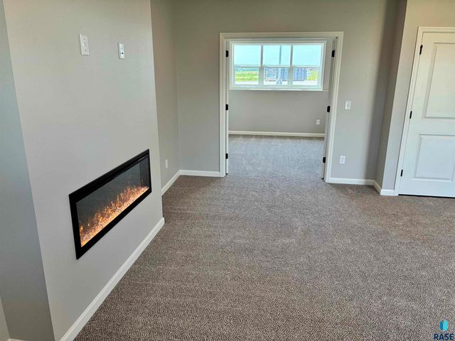 2009 N Goldberg Cir Circle, Sioux Falls, SD 57107