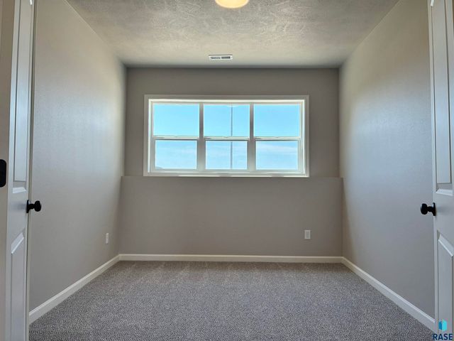 2009 N Goldberg Cir Circle, Sioux Falls, SD 57107