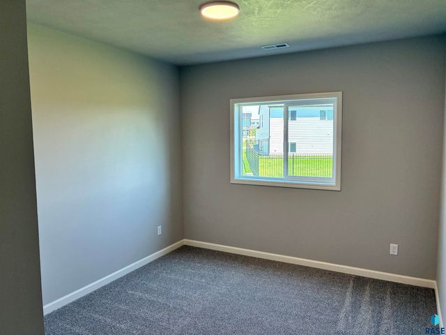 2009 N Goldberg Cir Circle, Sioux Falls, SD 57107