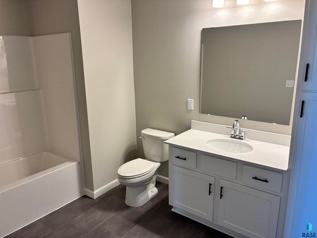 2009 N Goldberg Cir Circle, Sioux Falls, SD 57107