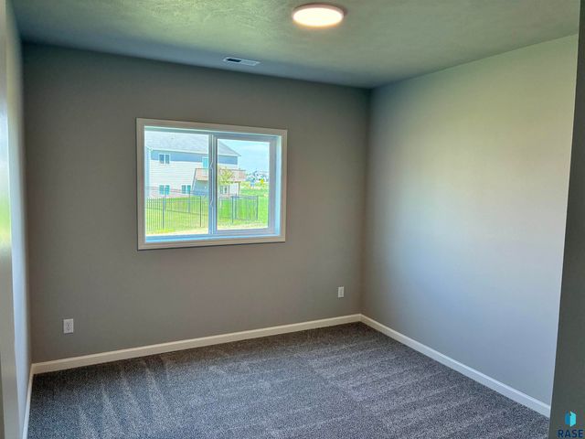 2009 N Goldberg Cir Circle, Sioux Falls, SD 57107