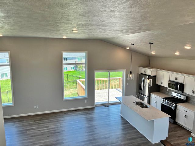 2009 N Goldberg Cir Circle, Sioux Falls, SD 57107