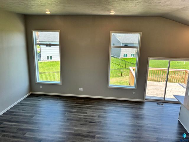 2009 N Goldberg Cir Circle, Sioux Falls, SD 57107