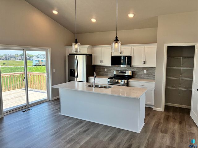 2009 N Goldberg Cir Circle, Sioux Falls, SD 57107