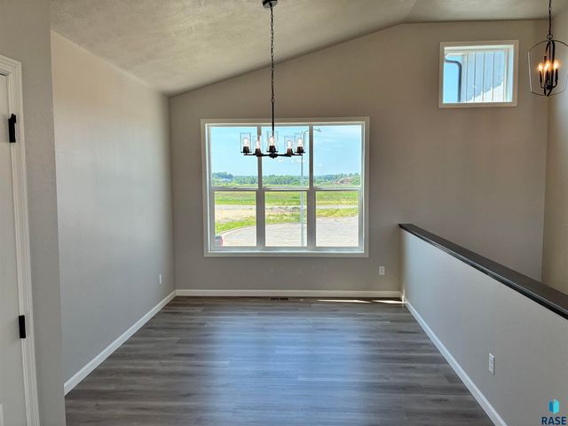 2009 N Goldberg Cir Circle, Sioux Falls, SD 57107