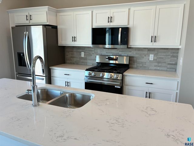 2009 N Goldberg Cir Circle, Sioux Falls, SD 57107