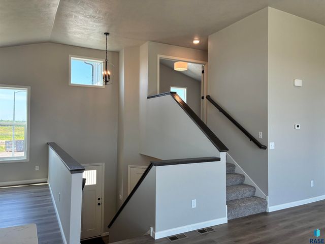 2009 N Goldberg Cir Circle, Sioux Falls, SD 57107