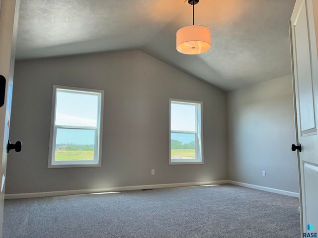2009 N Goldberg Cir Circle, Sioux Falls, SD 57107