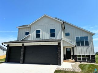 2009 N Goldberg Cir Circle, Sioux Falls, SD 57107