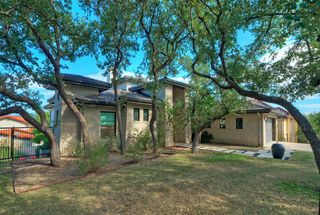 10 Monarch Oaks LN, The Hills, TX 78738