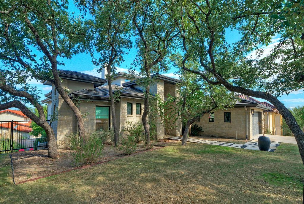 10 Monarch Oaks LN, The Hills, TX 78738