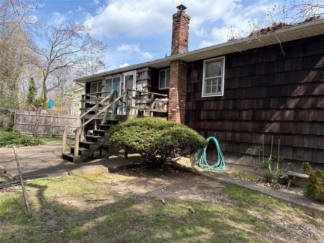 15 Stern Court, Huntington Station, NY 11746