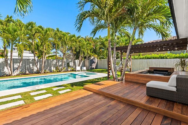 2133 NE 25th St, Wilton Manors, FL 33305