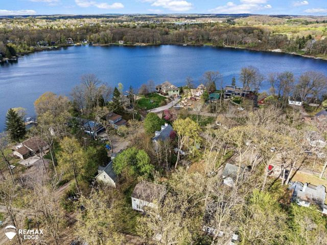 226 Woodbine Drive, Milford Twp, MI 48380