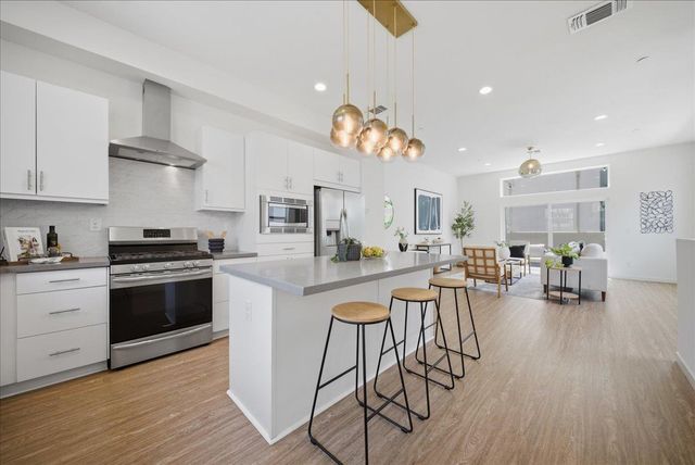 399 Midstream Ln, West Sacramento, CA 95605