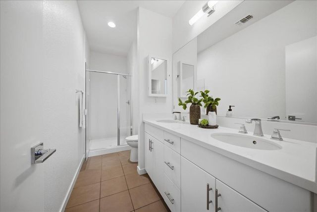 399 Midstream Ln, West Sacramento, CA 95605