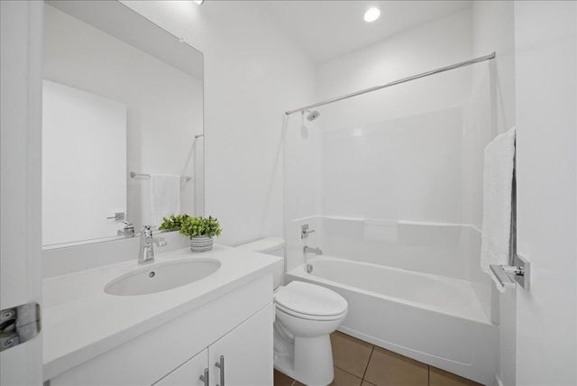 399 Midstream Ln, West Sacramento, CA 95605