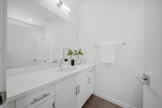 399 Midstream Ln, West Sacramento, CA 95605