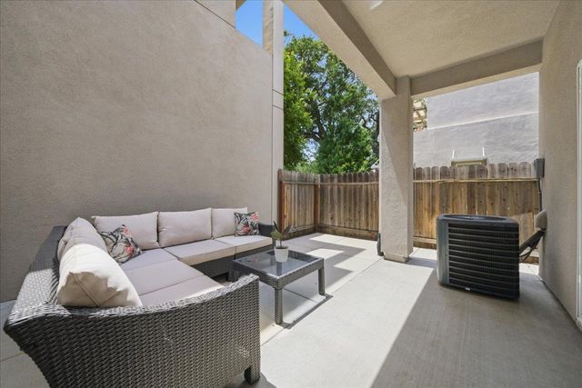 399 Midstream Ln, West Sacramento, CA 95605