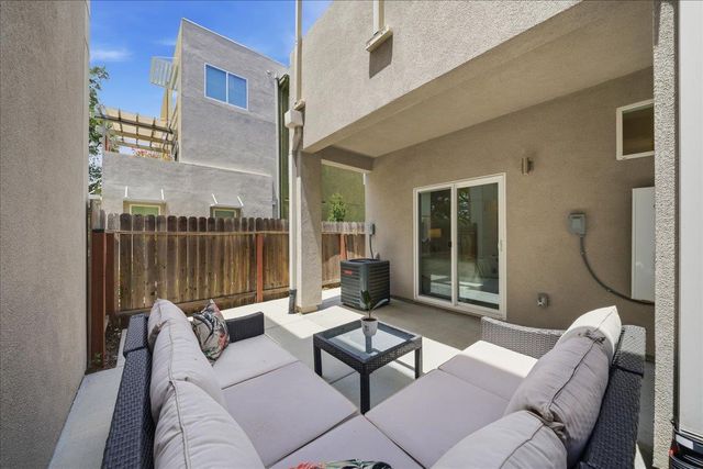 399 Midstream Ln, West Sacramento, CA 95605